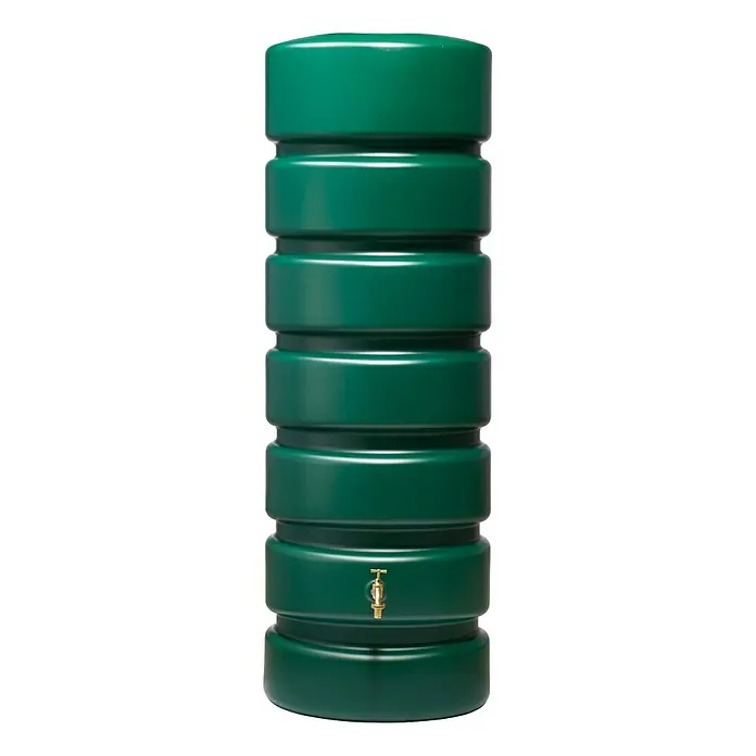 Garantia Basic Line Regentonne Classico - 650 l, Grün - Ein grüner Regenspeicher mit einem goldenen Hahn. Praktisch, nachhaltig und ideal zur Wasserspeicherung für Ihren Garten.