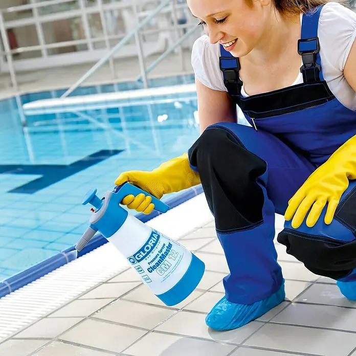 Gloria Feinsprüher Clean Master CM05 - 0,5 l - Eine Frau benutzt einen Gloria CleanMaster CM 12 Drucksprüher zur Reinigung eines Schwimmbeckens.