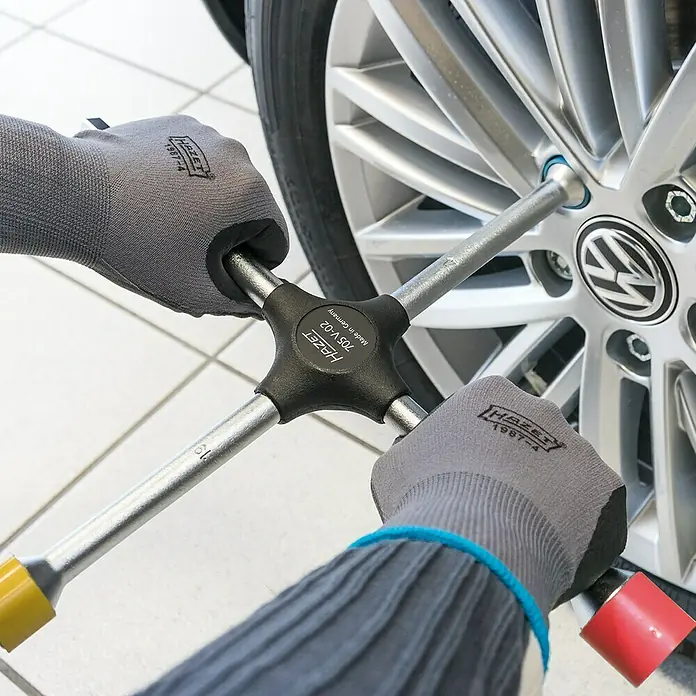 Hazet Kreuzschlüssel 705 V - Spezialstahl - Ein Hazet Radkreuz wird benutzt um die Radmuttern eines Autos zu lösen. Das Radkreuz ist ein nützliches Werkzeug für jeden Autofahrer.