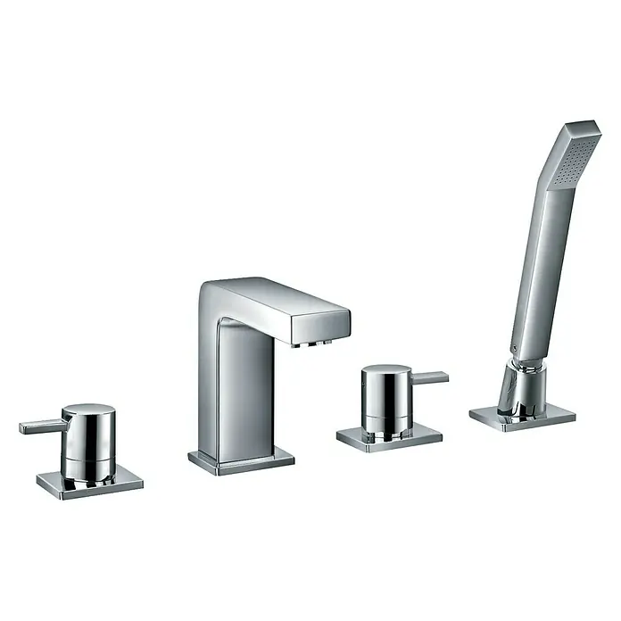 Ottofond Badewannenrandarmatur TQ 1000 - Chrom, Glänzend - Das Bild zeigt eine moderne, vierteilige Badarmatur in Chromoptik mit einem Wasserhahn, zwei Griffen und einer Handbrause.