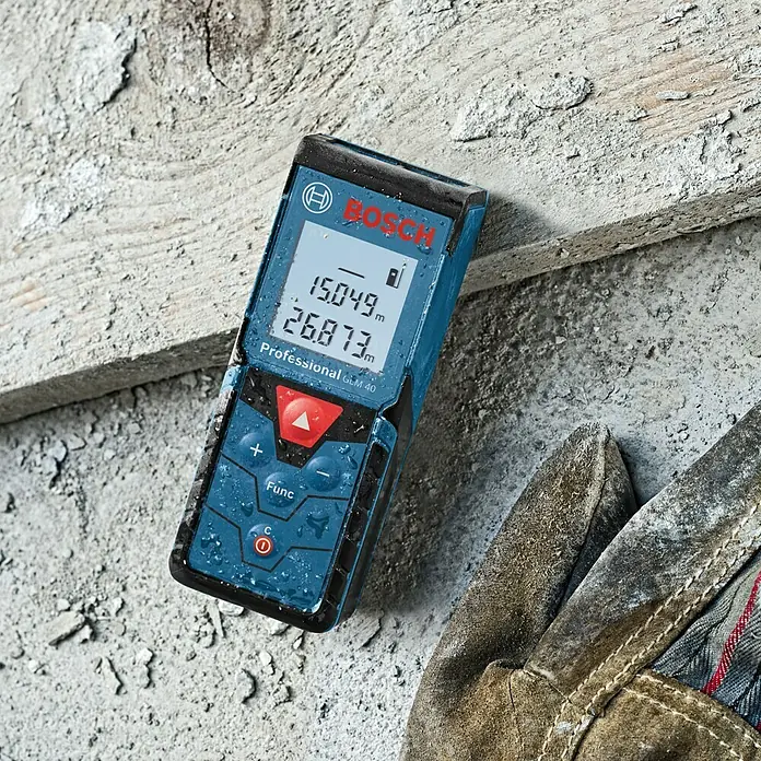 Bosch Professional Medidor de distancia láser GLM 40 - Gama de medición: 0,15 m - 40 m - Primer plano de un medidor láser de distancia Bosch GLM 40 Professional.