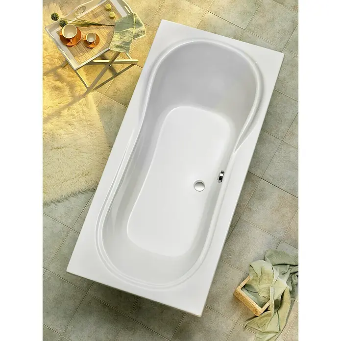 Ottofond Badewanne Savona - 190 x 90 cm, Sanitäracryl, Weiß - Das Bild zeigt eine moderne, weisse Badewanne vor dem Hintergrund eines Badezimmers mit Fliesen und dekorativen Elementen.