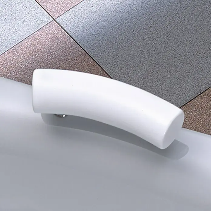 Ottofond Nackenstütze - Passend für: Ottofond Badewanne Santos, Weiß - Weiße Badewannenarmatur vor einem Hintergrund aus Fliesen, modernes Design für Badezimmer, elegant und funktional.