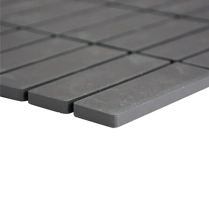 Mosaikfliese Stäbchen Uni CU ST 021 - 29,7 x 29 cm, Schwarz, Matt - Nahaufnahme von grauen Mosaikfliesen mit rechteckigen Steinen, ideal für moderne Wand- oder Bodengestaltungen.