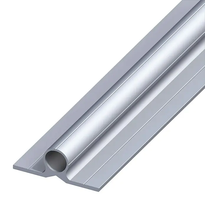 Kantoflex Rohr - 1.000 x 43,5 x 8,5 mm, Aluminium, Unbehandelt, Stärke: 1 mm - Nahaufnahme einer silbernen Profilschiene mit einer runden Aussparung und einem darin liegenden silbernen Rohr.