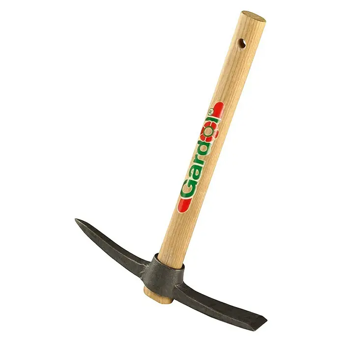 Gardol Kleinpickel - Kurzstiel - Nahaufnahme einer Gartenaxt mit Holzgriff und Stahloberteil, ideal zum Hacken und Graben im Garten.