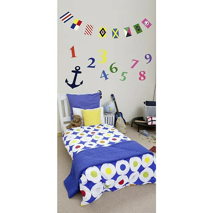 Vinilo de pared Navy - 24 x 68 cm, Plástico - Encantadora habitación infantil con una cama adornada con ropa de cama estampada de colores y elementos decorativos como números y banderas náuticas.