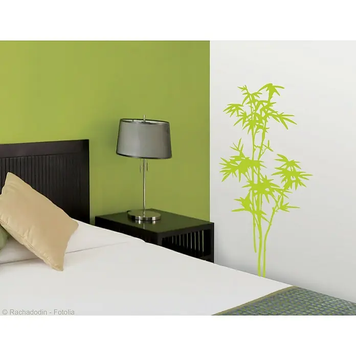 Vinilo de pared Zen - Bambú, Verde, Plástico - Vinilo decorativo con diseño de bambú verde claro en pared blanca, integrado en un dormitorio moderno.