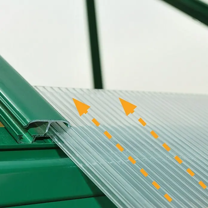Palram – Canopia Gewächshaus Hybrid - Außenmaß inkl. Dachüberstand (B x T): 185 x 306 cm, Grün, Grundfläche: 5,7 m² - Detailansicht einer transparenten Polycarbonatplatte auf einem grünen Gewächshausrahmen, die Lichtdurchlässigkeit demonstriert.