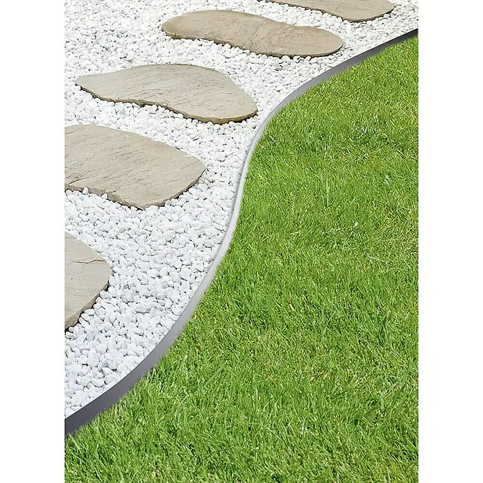 Bellissa Rasenkante - Metall, Verzinkt - Gartengestaltung mit Rasenkante: Eine attraktive Rasenkante trennt Rasenfläche und Kiesweg mit Trittsteinen sauber und stilvoll.