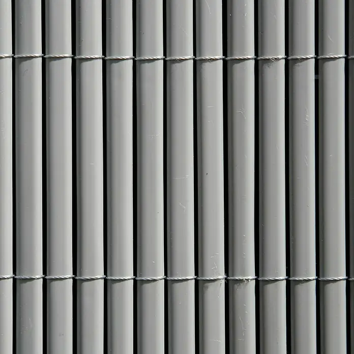 Gardol Comfort Sichtschutzmatte - Silber, 300 x 90 cm - Detailansicht eines grauen Sichtschutzzauns, der aus vertikalen Lamellen und horizontalen Bindeelementen besteht, ideal für Privatsphäre.