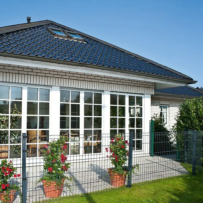 Kraus Dino Trend Mattenzaun - L x H: 200 x 100 cm, Anthrazit - Ein Reihenhaus mit einem Doppelstabmattenzaun, der mit Blumenkästen geschmückt ist, bietet Sicherheit und eine ansprechende Optik.