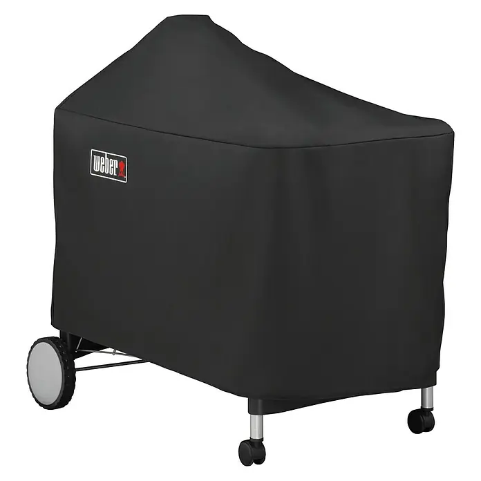 Weber Funda Performer 57 cm - Weber Performer con Ø 57 cm - Imagen de una parrilla Weber con una cubierta negra, protegiendo la parrilla de los elementos y con el logotipo de Weber en el lateral.