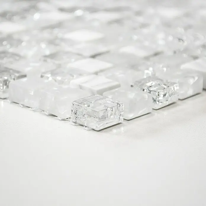 Mosaikfliese Quadrat Crystal Mix XIC 1011 - 30,5 x 30,5 cm, Weiß, Glänzend - Nahaufnahme eines Blatts quadratischer, klarer und undurchsichtiger Glasmosaikfliesen mit einer glatten Oberfläche.