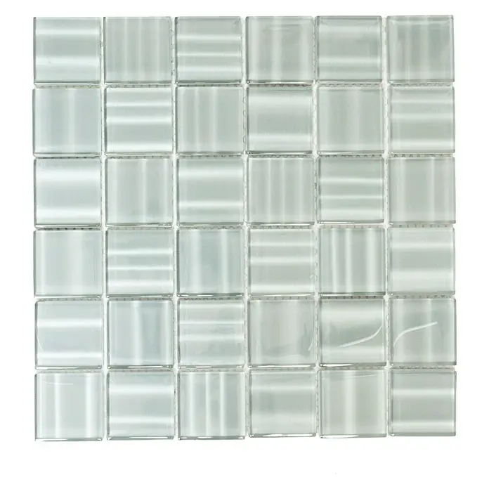 Mosaikfliese Crystal Hologramm XCM BC 894 - 29,8 x 29,8 cm, Grau, Glänzend - Bild einer quadratischen Glasmosaikfliese, ideal für Badezimmer oder Küchen, die ein modernes, minimalistisches Design suchen.