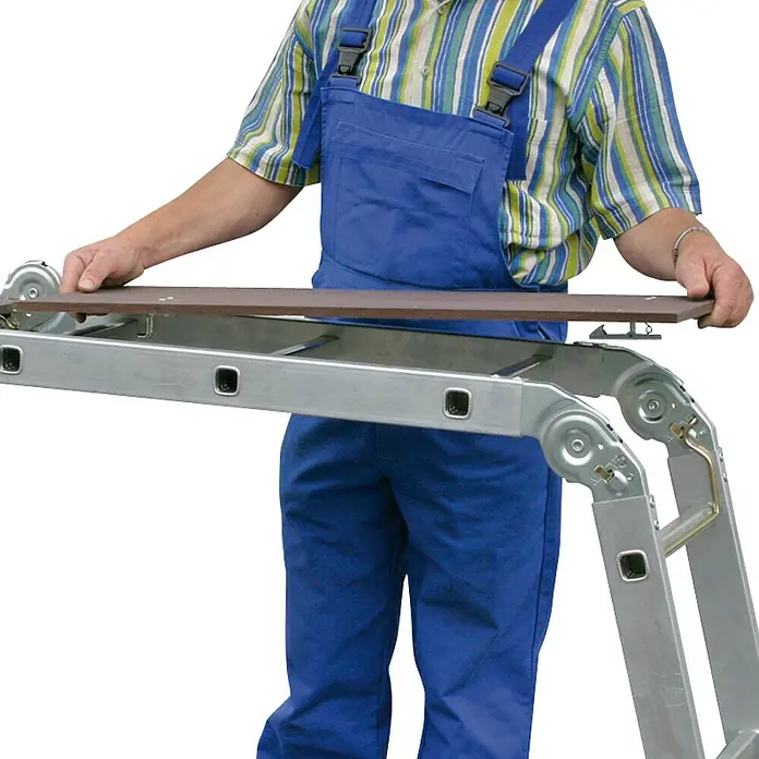 Krause Combi Multiboard für Gelenkleitern - Länge: 81 cm - Mann montiert eine braune Plattform auf einer Mehrzweckleiter aus Aluminium. Die Leiter steht auf einem weißen Hintergrund.