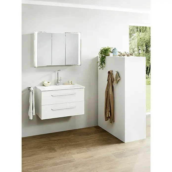 Camargue LED-Spiegelschrank Flexilight - B x H: 92,3 x 65 cm, Weiß - Modernes Badezimmer-Interieur mit einem weißen Waschtischunterschrank, einem Spiegelschrank mit Beleuchtung und Holzboden für ein stilvolles Ambiente.