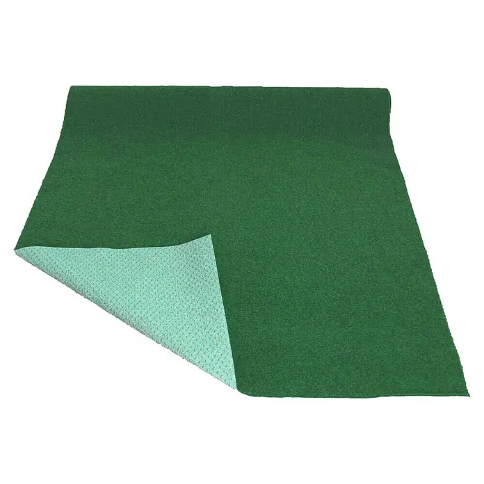 Rasenteppich - 200 x 100 cm, Grün - Nahaufnahme einer grünen Kunstrasenmatte mit aufgedeckter türkiser Rückseite, die Textur und Vielseitigkeit für Innen- und Außenbereiche zeigt.