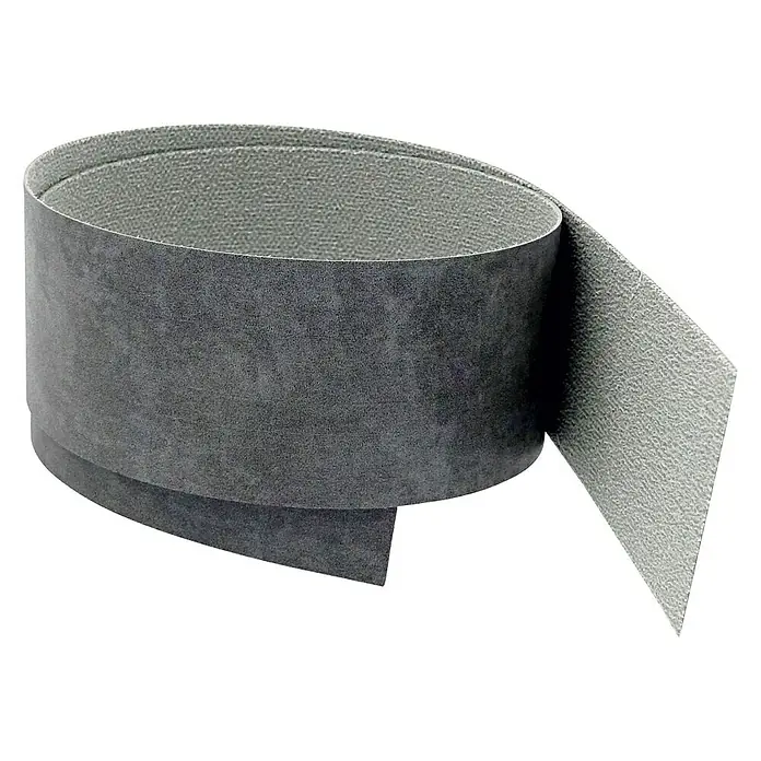 CUCINE Umleimer 3557 Berlin Concrete - L x H: 65 x 4,4 cm, 2 Stk. - Graues Bodenprofilband, das sich aufrollt und eine strukturierte Oberfläche zeigt, ideal für Bodenübergänge und Kantenschutz.