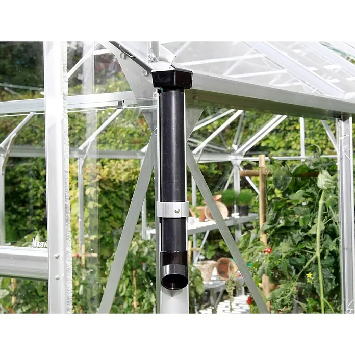 Vitavia Gewächshaus Calypso 5800 - Außenmaß inkl. Dachüberstand (B x T): 195 x 306 cm, 6 mm, Aluminium - Nahaufnahme einer schwarzen Regenrinne an einem Gewächshaus, die Regenwasser ableitet. Ideal für Gartenbau und umweltfreundliche Bewässerung.