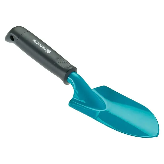 Gardena Classic Blumenkelle - Stahl - Nahaufnahme eines türkisfarbenen Gardena Handspatens mit schwarzem Griff, der sich ideal für Gartenarbeiten eignet.