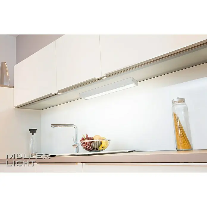 Müller-Licht LED-Unterbauleuchte KOS - L x B x H: 585 x 70 x 28 mm, Lichtfarbe: Neutralweiß, 10 W - Das Bild zeigt eine moderne Küche mit Unterbauleuchte, die eine helle Arbeitsfläche beleuchtet und das Kochen erleichtert. Die Küche ist stilvoll und funktional.