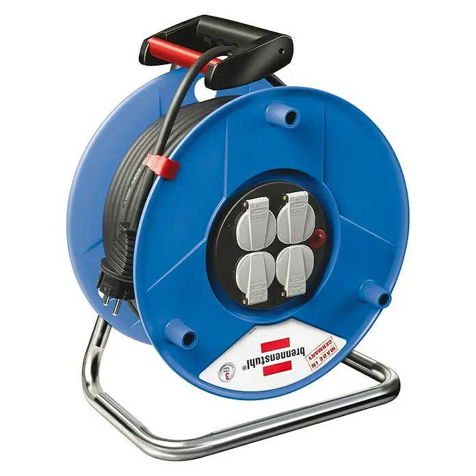 Brennenstuhl Garant Kabeltrommel - Spezialkunststoff, 50 m, H05VV-F, IP20 - Eine blaue Brennenstuhl Kabeltrommel mit vier Steckdosen und einem schwarzen Kabel auf einem silbernen Metallrahmen.