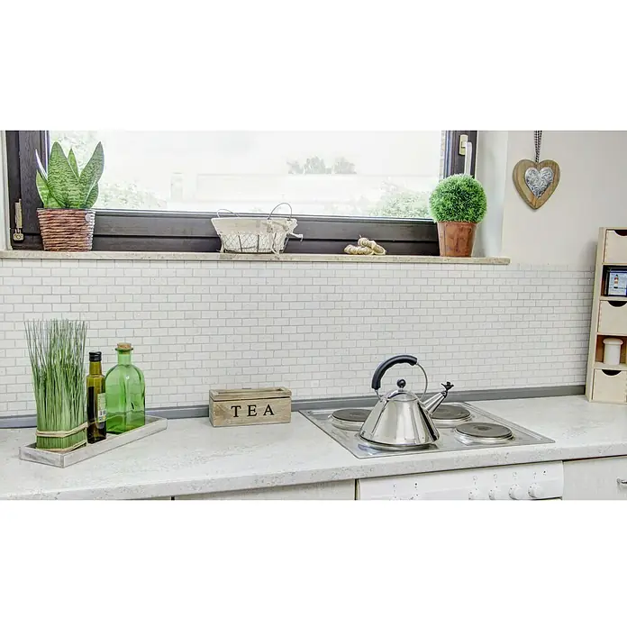 Mosaikfliese Brick Artifical XCM ASMB1 - 30 x 30 cm, Weiß, Glänzend - Nahaufnahme einer Küchenspüle mit einem silbernen Wasserkocher und einer weißen Arbeitsplatte mit Backsteinmuster.