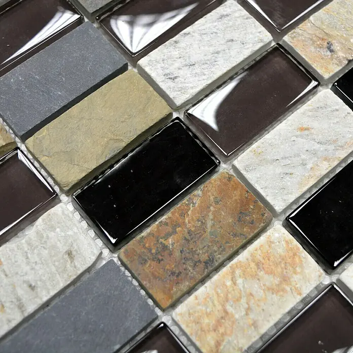 Mosaikfliese Rechteck Crystal Mix XCM MS806 - 32,2 x 31 cm, Braun/Beige/Schwarz, Glänzend - Nahaufnahme von rechteckigen Mosaikfliesen in verschiedenen Farben und Texturen, die ein interessantes Muster bilden.