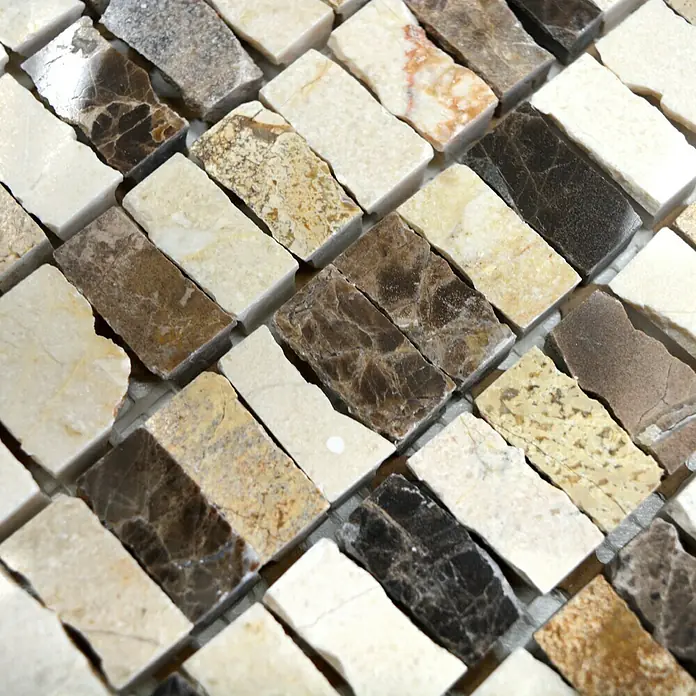 Mosaikfliese MOS M10/VH21 - 30 x 30 cm, Beige, Matt - Nahaufnahme eines Mosaiks aus Marmorfliesen in verschiedenen Farben und Texturen. Die Fliesen sind rechteckig und diagonal angeordnet.