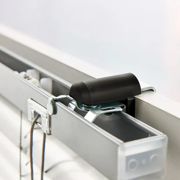 Expo Ambiente Klemmträger - 2 Stk., Geeignet für: Alu-Jalousien, Braun - Detailaufnahme einer Jalousie-Aufhängung aus Metall mit schwarzem Kunststoffteil. Die Konstruktion ist sauber und präzise gefertigt.