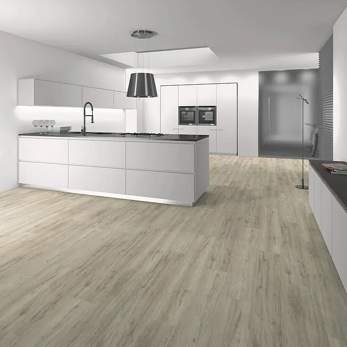 Vinylboden Sly XL - Aberdeen Oak, Landhausdiele, 1.510 x 220 x 7,5 mm - Helle Küche mit Holzboden: Ein modernes Küchendesign mit einer Kochinsel, weißen Schränken und einem hellen Holzboden, der für eine warme Atmosphäre sorgt.