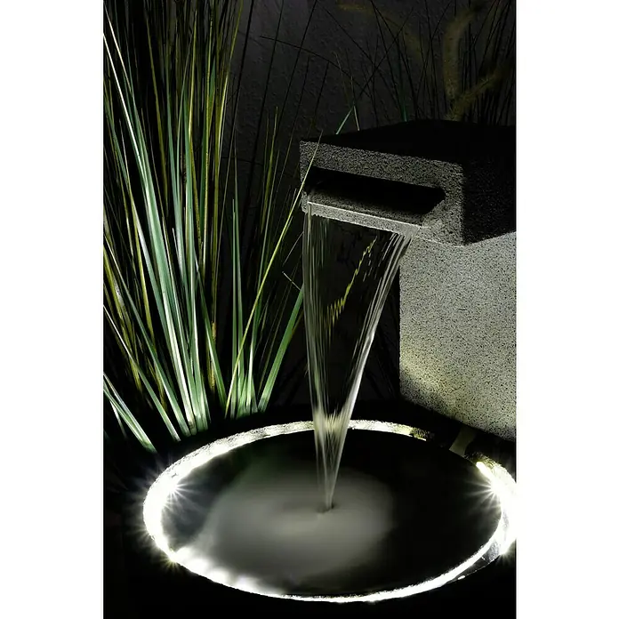 Dobar Kunststeinbrunnen - 52 x 44 x 65 cm - Nahaufnahme eines stilvollen Wasserlaufs mit LED-Beleuchtung, der einen ruhigen und modernen Akzent im Garten setzt.