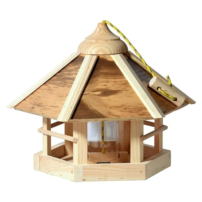 Dobar Sechseck-Vogelfutterhaus - 35 x 35 x 29 cm, Mit Silo - Eine hölzerne Vogeltränke mit einem sechseckigen Dach, einer gelben Kordel zum Aufhängen und einer transparenten Futterröhre.
