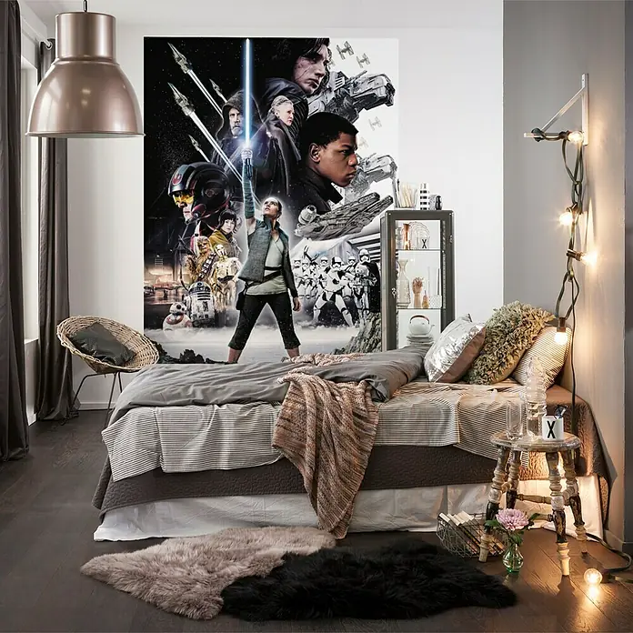 Komar Star Wars Fototapete Balance - 4 -tlg., B x H: 184 x 254 cm, Papier - Schlafzimmer mit Star Wars Wandbild, gemütlichem Bett, Fellteppichen und warmen Lichtquellen für eine einladende Atmosphäre.