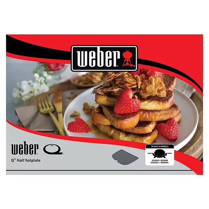 Weber Q Grillplatte Plancha - Passend für: Weber Q 2100N, Q 2200N, Q 2800N+, Gusseisen - Graue Weber Q Halbknebelplatte für Q-Serien-Grills. Abgebildet beim Zubereiten von French Toast.