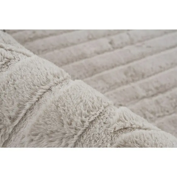 Fellteppich Zen - Light Taupe, 170 x 120 cm, 100 % Polyester - Nahaufnahme einer hellgrauen, gerippten Kunstfelldecke, die eine weiche und luxuriöse Textur zeigt.