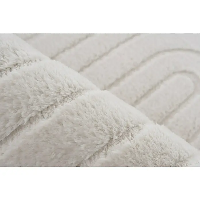 Fellteppich Zen - Ivory, 150 x 80 cm, 100 % Polyester - Nahaufnahme eines flauschigen, weißen Teppichs mit erhabenem Streifenmuster. Bietet weiche Textur und elegantes Design für Ihr Zuhause.