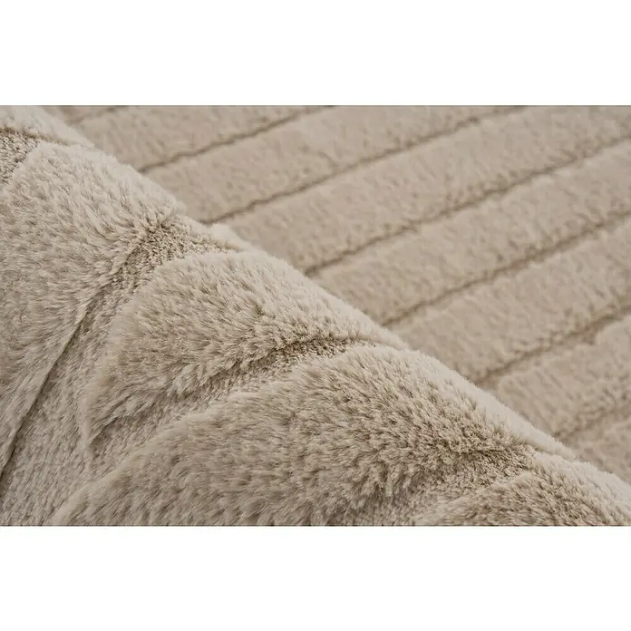 Fellteppich Zen - Beige, 150 x 80 cm, 100 % Polyester - Nahaufnahme eines beigefarbenen, gerippten Kunstfellteppichs.