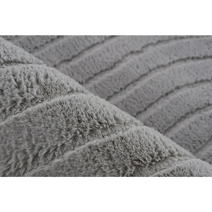 Fellteppich Zen - Silber, 170 x 120 cm, 100 % Polyester - Nahaufnahme einer grauen, gerippten Kuscheldecke. Die weiche Textur lädt zum Einkuscheln ein und sorgt für Komfort.