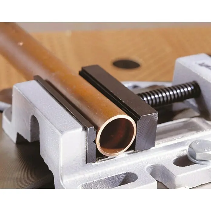 Wolfcraft Mordaza de sujeción - Anchura de sujeción: 80 mm - Abrazadera de tubo con tubo de cobre. Herramienta versátil para la sujeción y el procesamiento seguros de tubos en el comercio y la industria.