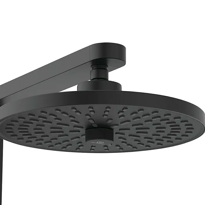 Ideal Standard Überkopfbrausen-Set Alu+ - Schwarz, Durchmesser Kopfbrause: 26 cm - Nahaufnahme eines eleganten, mattschwarzen Duschkopfs mit runder Brausefläche und modernem Design. Perfekt für ein stilvolles Badezimmer.