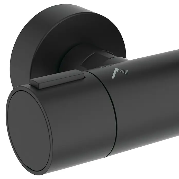 Ideal Standard Überkopfbrausen-Set Alu+ - Schwarz, Durchmesser Kopfbrause: 26 cm - Detailaufnahme einer mattschwarzen Duscharmatur mit Regler und Wassersprühsymbol, die ein elegantes Baddesign ergänzt.