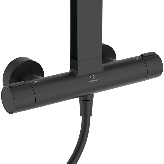 Ideal Standard Überkopfbrausen-Set Alu+ - Schwarz, Durchmesser Kopfbrause: 26 cm - Nahaufnahme einer mattschwarzen Ideal Standard Duscharmatur mit Temperaturregler und Brauseschlauch, die ein modernes Badezimmerdesign verkörpert.