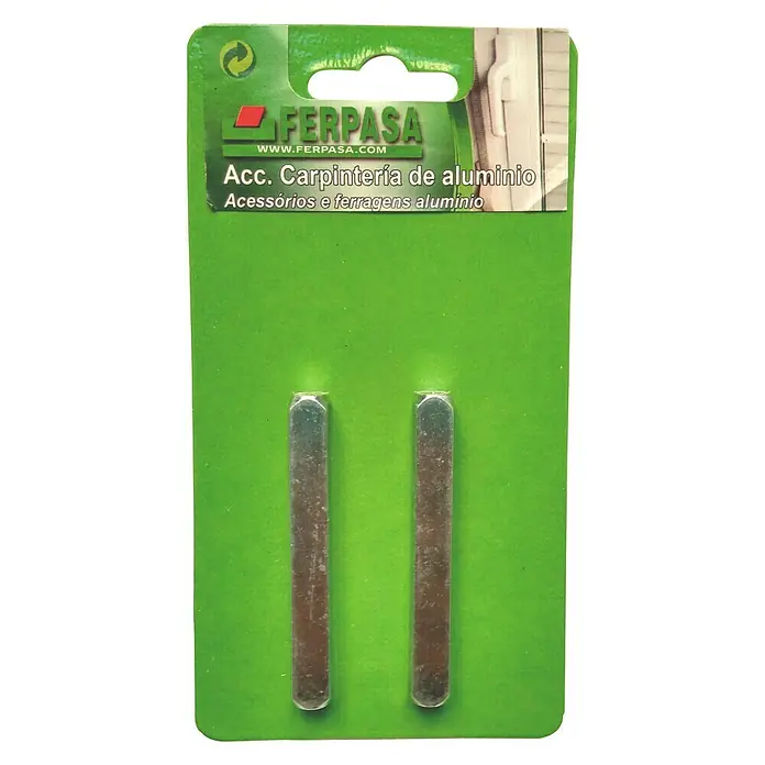 Pasador cuadrado centrado - L x An x Al: 69 x 8 x 8 mm - Accesorios de carpintería de aluminio Ferpasa, empaquetados en cartón verde. Incluye dos pasadores metálicos para fijación y montaje.