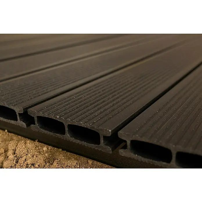 WPC-Terrassendiele Artwood - 300 x 12 x 2,8 cm, Grau - Nahaufnahme von Terrassendielen aus dunklem Kompositmaterial mit Hohlkammerprofil und feiner Rillenstruktur für eine moderne Optik.