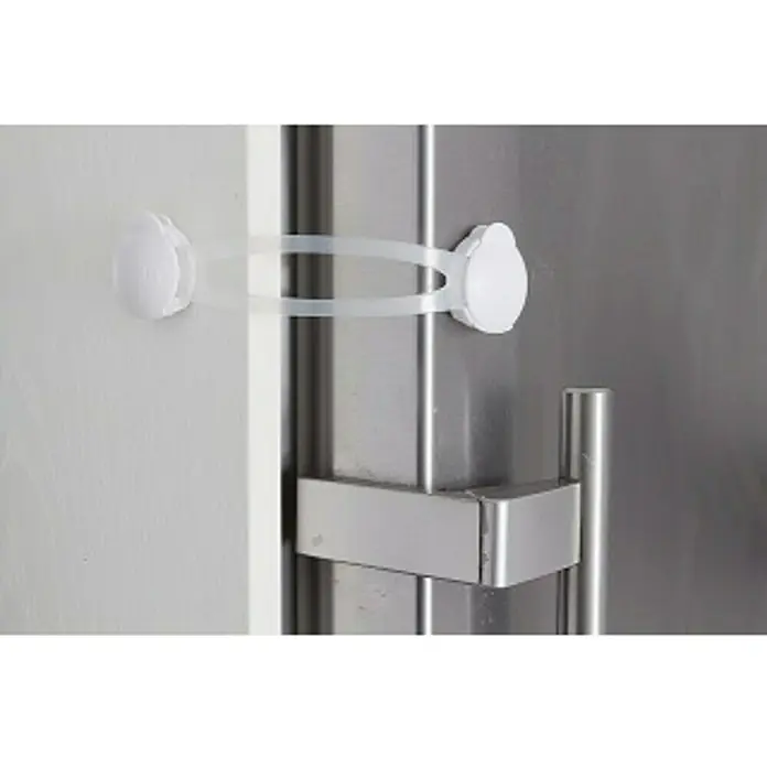 Arregui Cierre para muebles A-1044070 - L x An: 16 x 3,8 cm, Blanco - Un cierre de seguridad infantil blanco está fijado a un refrigerador, protegiéndolo contra la apertura. Dispositivo de seguridad.