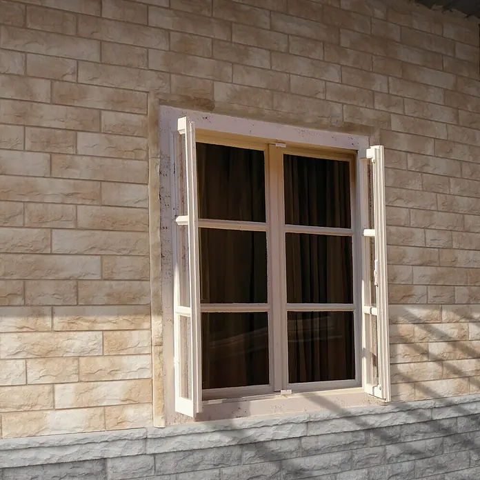 Revestimiento de piedra Cantabria - Pardo, Cantidad total: 4 pzs. - Marco de ventana con hojas abiertas en una fachada. La ventana proporciona luz y aire dentro del edificio y es un elemento decorativo.