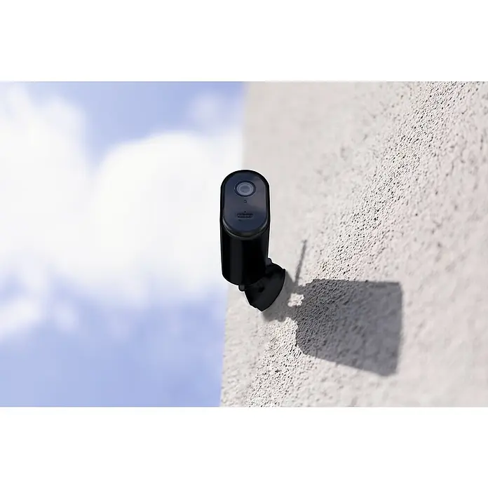Abus Überwachungskamera Smartlook WLAN PPIC54520 BK - Auflösung: 4K Ultra HD/HDR, Schwarz - Eine schwarze Überwachungskamera ist an einer weißen Wand montiert und erfasst das Geschehen mit klarem Blick.