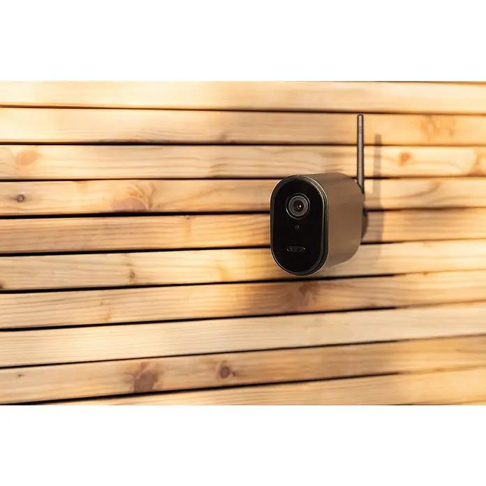 Abus Überwachungskamera Smartlook WLAN PPIC54520 BK - Auflösung: 4K Ultra HD/HDR, Schwarz - Nahaufnahme einer ABUS Überwachungskamera mit Antenne, die an einer Holzwand montiert ist, für den Außenbereich und zur Sicherheit.